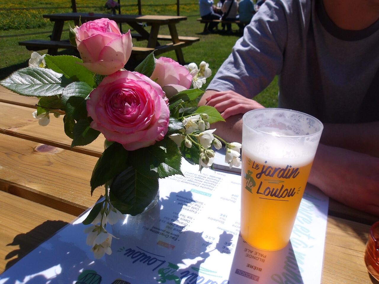 Bouquet de roses et pinte de bière sur la carte du Jardin de Loulou